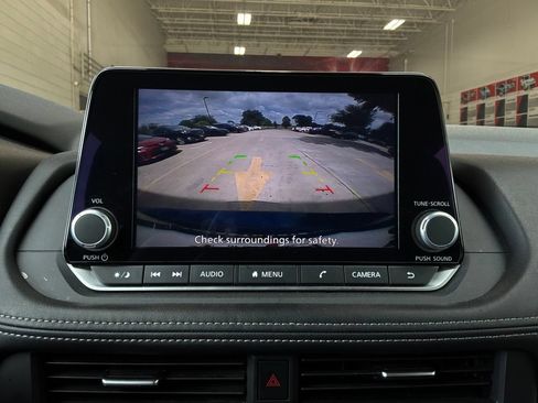 Used 2025 Nissan Rogue SV FWD image 31