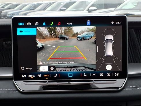 New 2025 Volkswagen Tiguan SE image 8