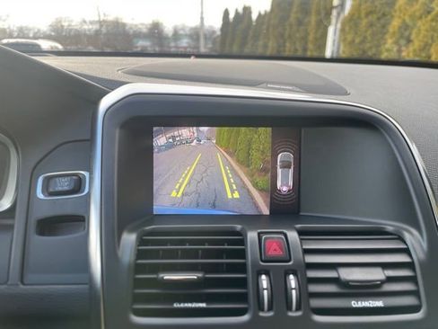 Used 2017 Volvo XC60 T6 Dynamic w/ Advanced Package image 38