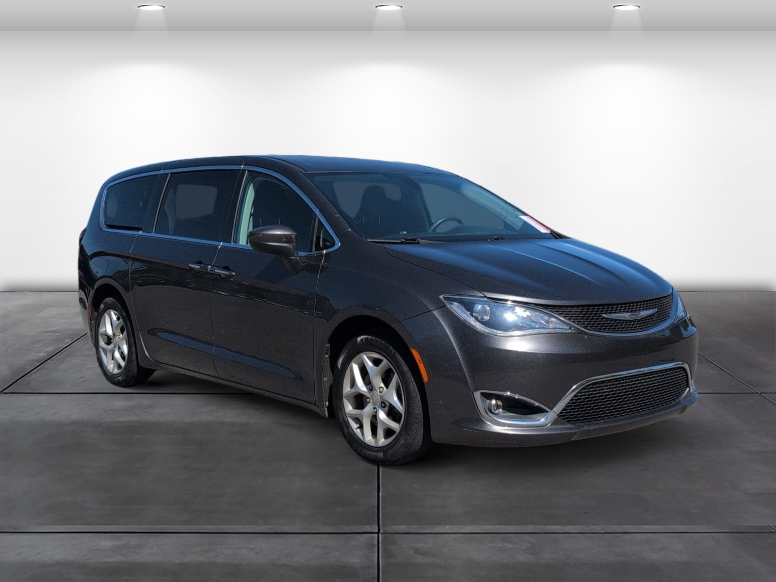 Used 2017 Chrysler Pacifica Touring Plus w/ Tire & Wheel Group FWD image 1