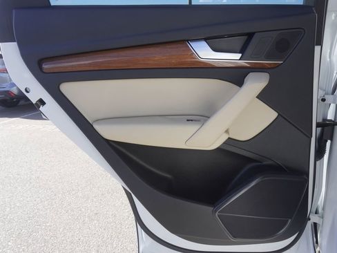 Used 2023 Audi Q5 e Premium w/ Convenience Package image 28