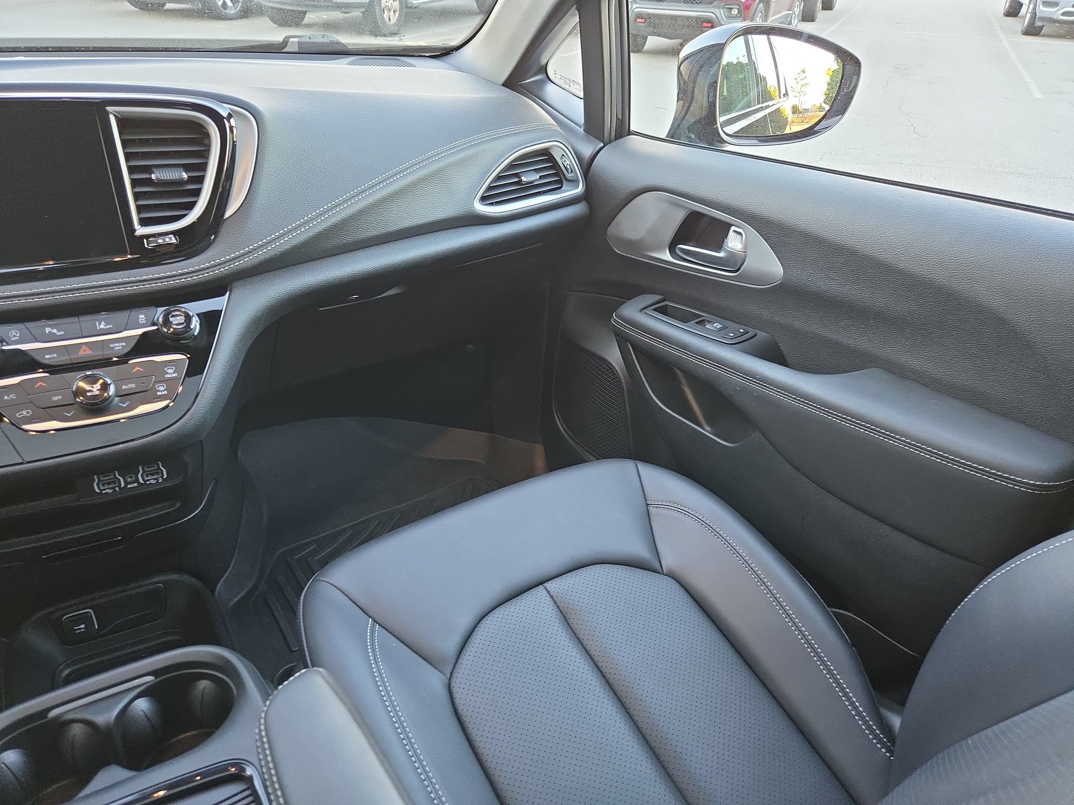 Used 2024 Chrysler Pacifica Touring-L w/ S Appearance Package AWD/4WD image 11