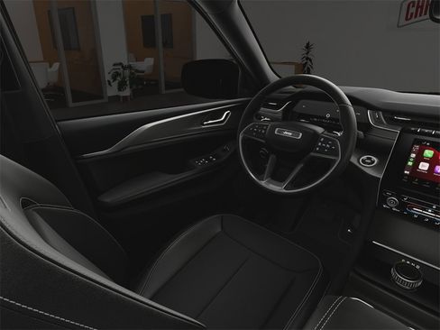 Used 2025 Jeep Grand Cherokee Altitude image 16