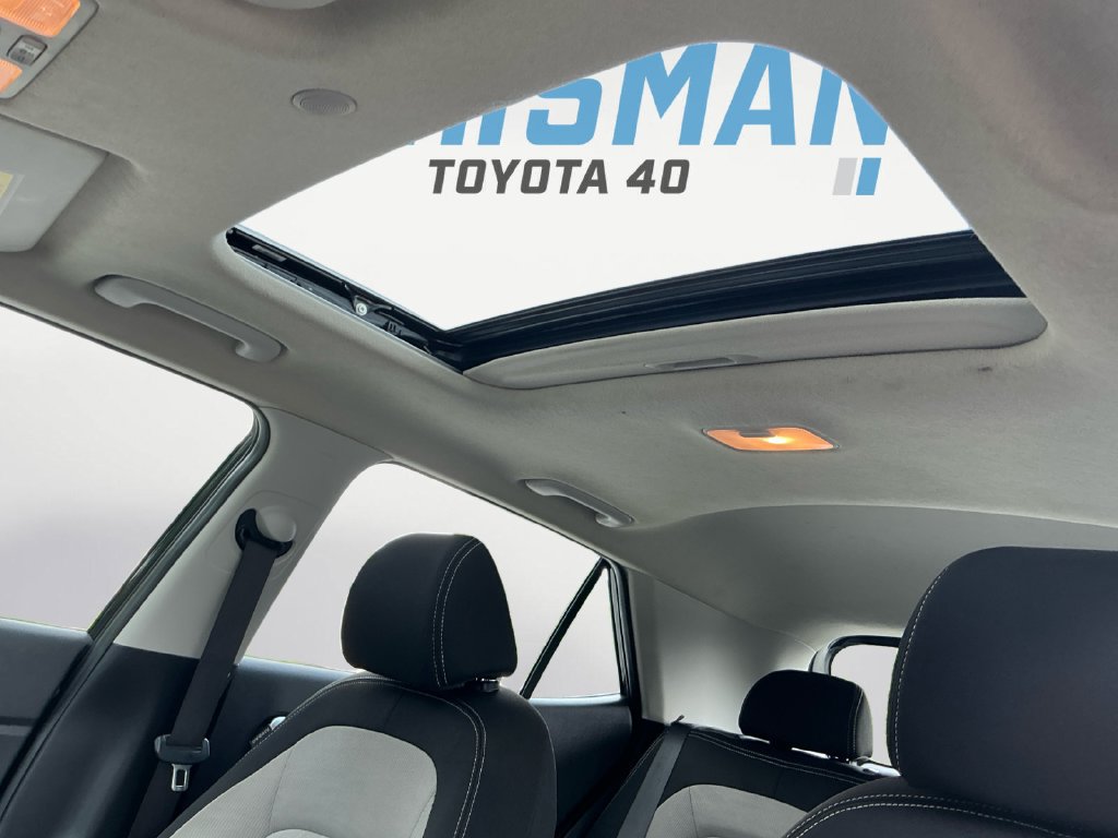 Used 2024 Hyundai Venue SEL FWD image 19