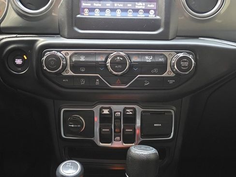 Used 2019 Jeep Wrangler Unlimited Sahara image 22