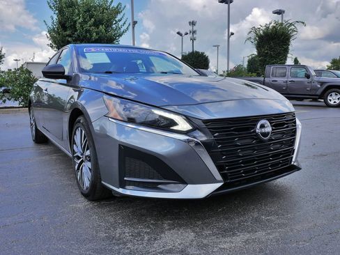 Used 2025 Nissan Altima 2.5 SV FWD image 2