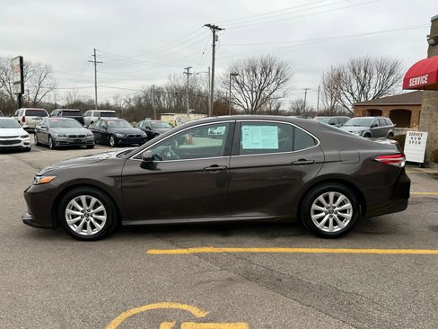 Used 2019 Toyota Camry XLE image 8