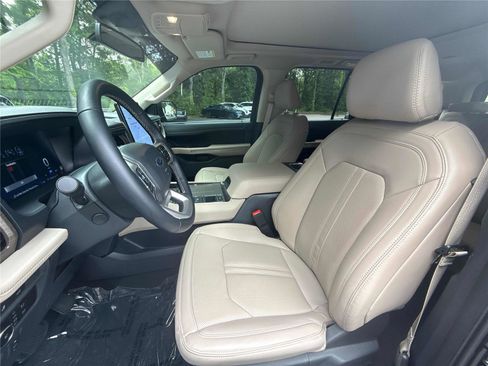 Used 2024 Ford Expedition Limited RWD image 11