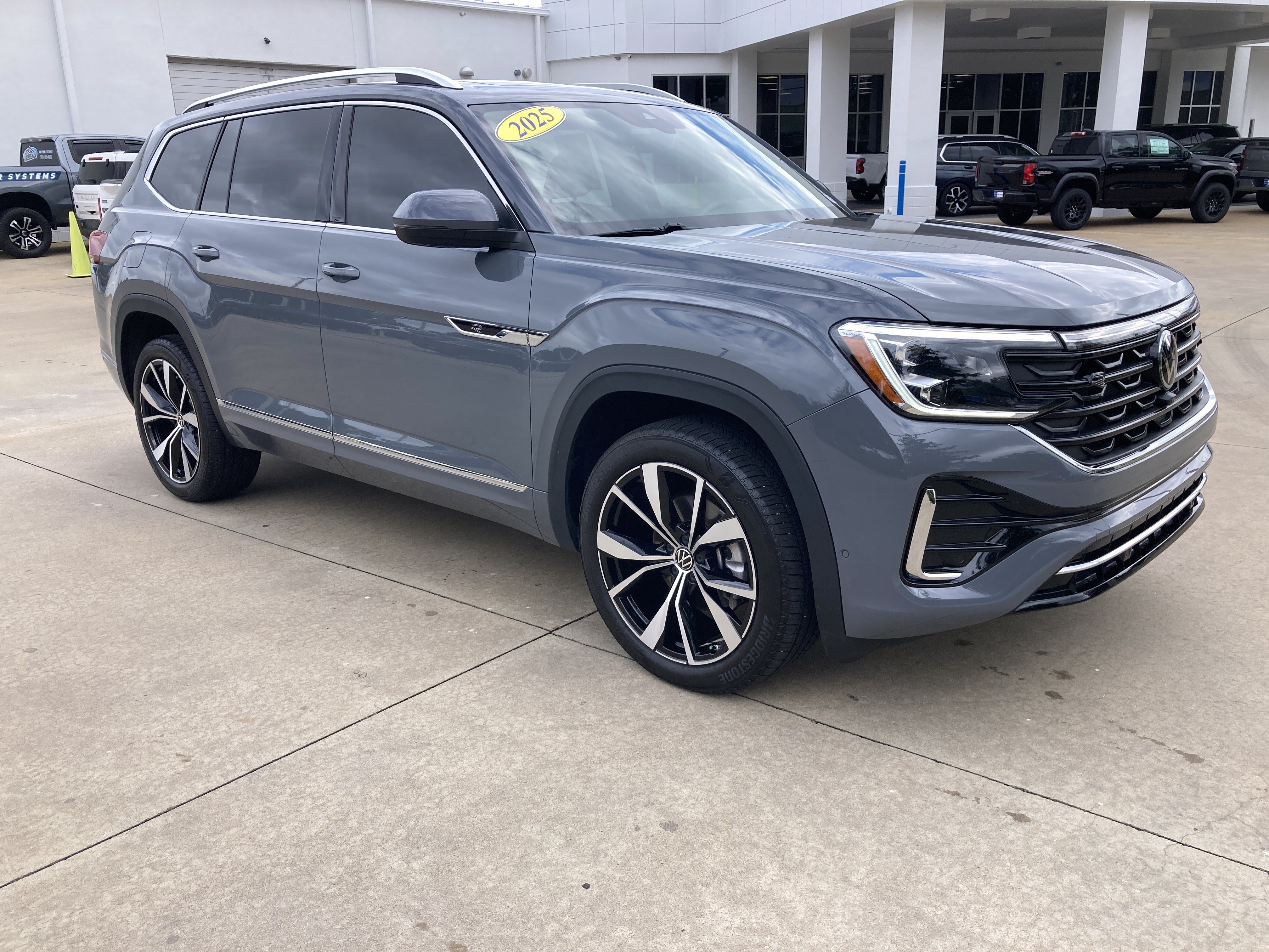 Used 2025 Volkswagen Atlas SEL Premium R-Line AWD/4WD image 3