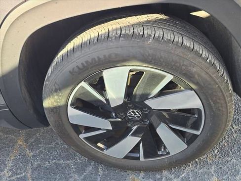 Used 2025 Volkswagen Atlas Cross Sport SE AWD/4WD image 16