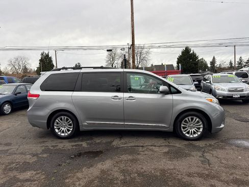 Used 2013 Toyota Sienna XLE image 11