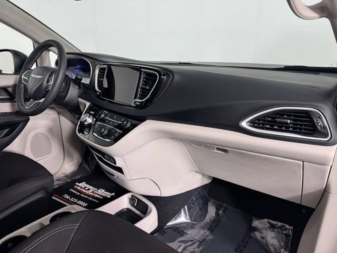 Used 2023 Chrysler Voyager LX FWD image 35