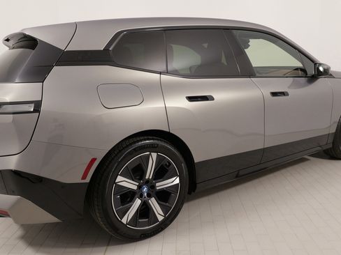 Used 2023 BMW iX xDrive50 w/ Premium Package image 10