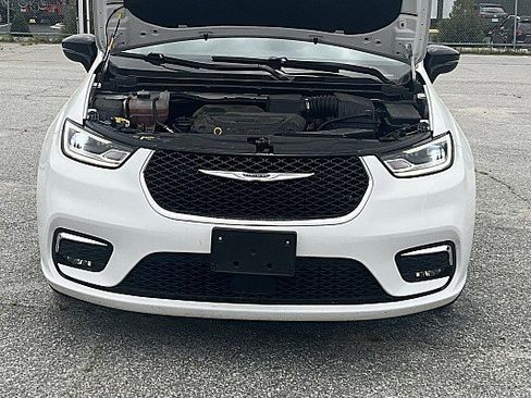 Used 2024 Chrysler Pacifica Touring-L image 5