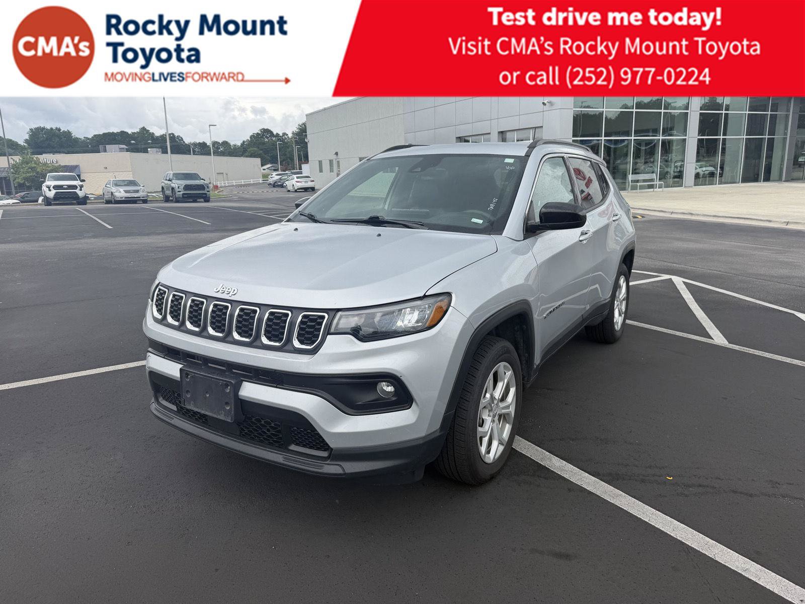 Used 2024 Jeep Compass Latitude AWD/4WD image 1