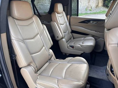 Used 2019 Cadillac Escalade ESV Platinum AWD/4WD image 18