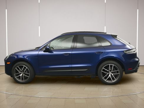 Certified 2025 Porsche Macan AWD/4WD image 2