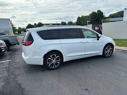 Used 2026 Chrysler Pacifica Pinnacle AWD/4WD image 8