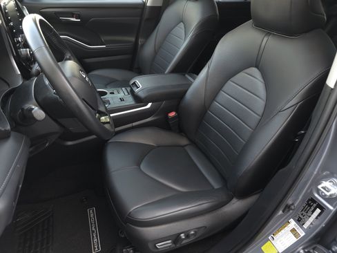 Used 2021 Toyota Highlander XLE image 10