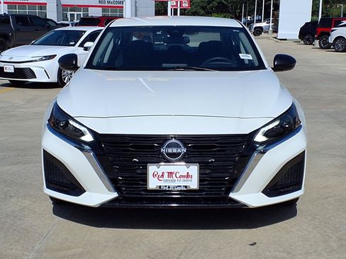 Used 2025 Nissan Altima 2.5 SV FWD image 2