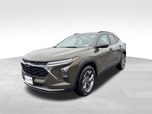 Used 2024 Chevrolet Trax LT w/ Sunroof Package FWD image 2