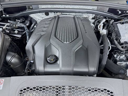 Certified 2025 Porsche Macan AWD/4WD image 34