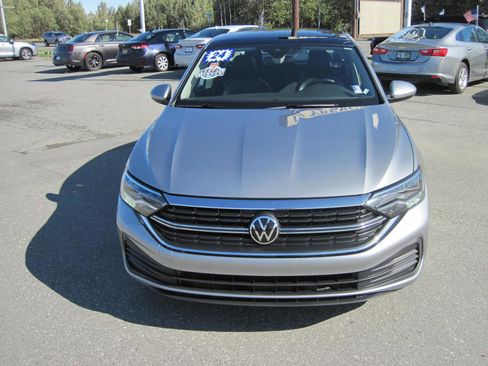 Used 2024 Volkswagen Jetta SE image 2