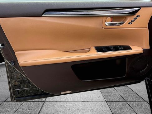 Used 2016 Lexus ES 350 w/ Premium Package w/Wood Trim FWD image 18