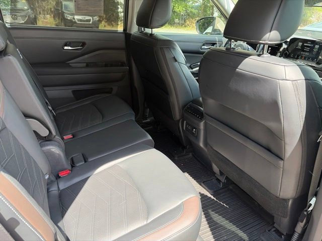 Used 2023 Nissan Pathfinder Platinum w/ Black Appearance Package AWD/4WD image 17