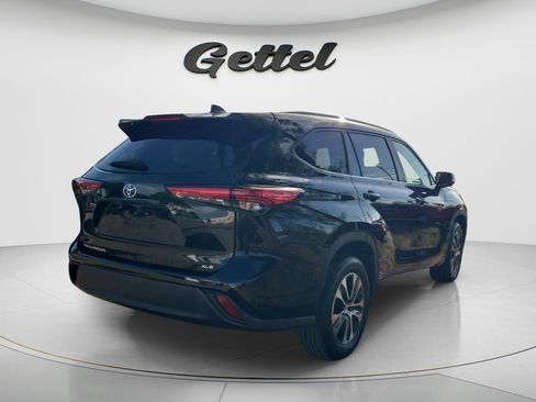 Used 2023 Toyota Highlander XLE FWD image 3