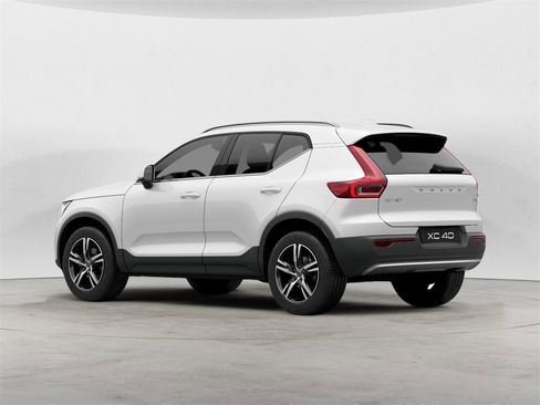 Certified 2025 Volvo XC40 B5 Core image 3