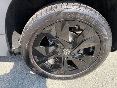 New 2026 Volkswagen Taos SE FWD image 12