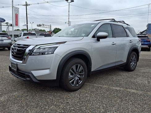Certified 2025 Nissan Pathfinder SV w/ SV Premium Package AWD/4WD image 3