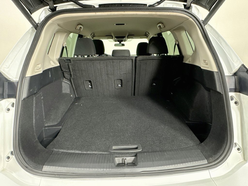 Used 2025 Nissan Rogue SV FWD image 28