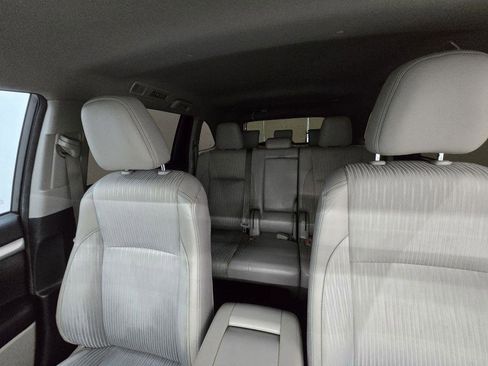 Used 2016 Toyota Highlander Plus FWD image 10