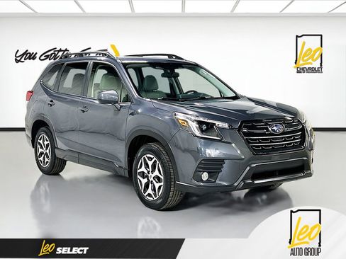 Used 2023 Subaru Forester Premium image 3