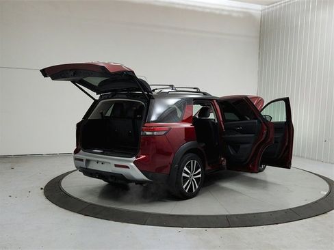 Used 2024 Nissan Pathfinder Platinum w/ Cargo Package image 15