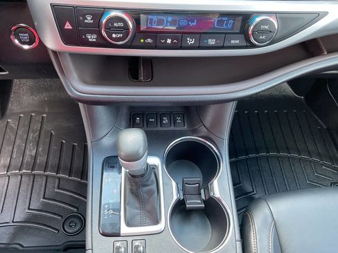 Used 2015 Toyota Highlander XLE AWD/4WD image 24