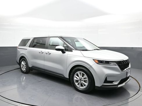 Certified 2023 Kia Carnival LX image 4