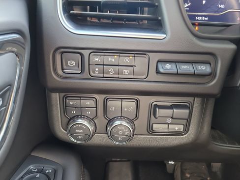 Used 2024 GMC Yukon XL AT4 w/ AT4 Premium Plus Package AWD/4WD image 36