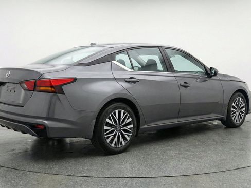 Used 2025 Nissan Altima 2.5 SV FWD image 9