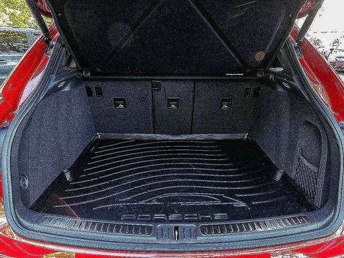 Used 2022 Porsche Macan image 25