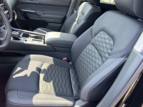 New 2026 Nissan Pathfinder SV w/ SV Premium Package FWD image 15
