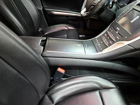 Used 2016 Lincoln MKZ image 26