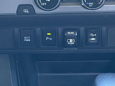 Certified 2018 Toyota Tacoma SR5 RWD image 32