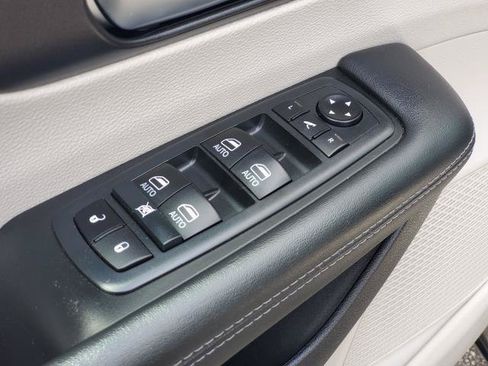 Used 2020 Chrysler Pacifica Limited FWD image 21