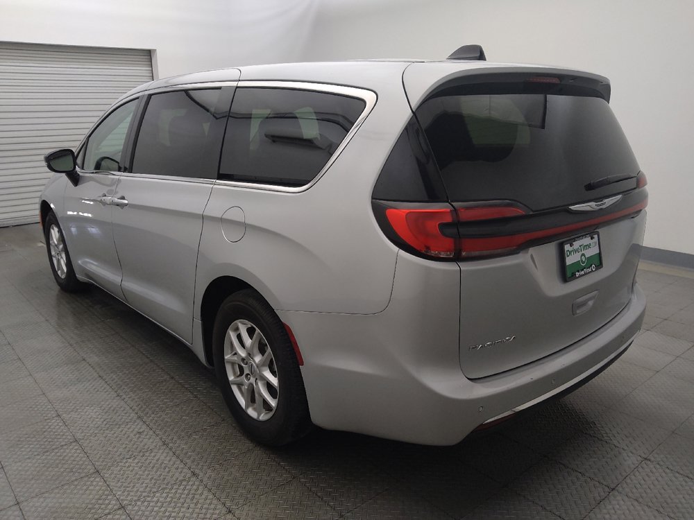 Used 2024 Chrysler Pacifica Touring-L FWD image 5