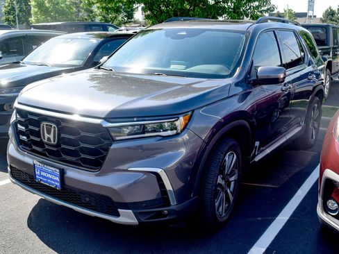 Used 2023 Honda Pilot Touring image 1