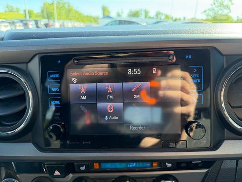 Used 2017 Toyota Tacoma TRD Off-Road w/ Premium & Technology Package AWD/4WD image 25