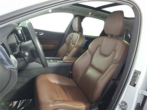 Used 2018 Volvo XC60 T5 Momentum w/ Vision Package image 14